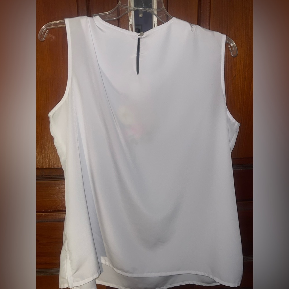 BonWorth Brand White with Flower Embroidery.  Size XL - Picture 4 of 4